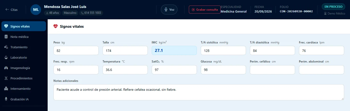 Pantalla de consulta médica con signos vitales, nota médica, tratamiento y botón de grabación con IA